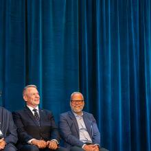 Bill Schrier speaks on stage after receiving the McEwen Award Bill Schrier speaks on stage after receiving the McEwen Award